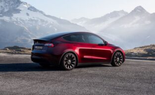 Tesla Model Y rojo