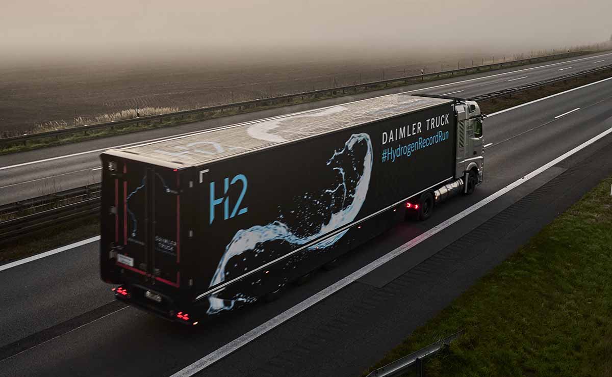 Mercedes-Benz GenH2 hidrógeno camión en ruta