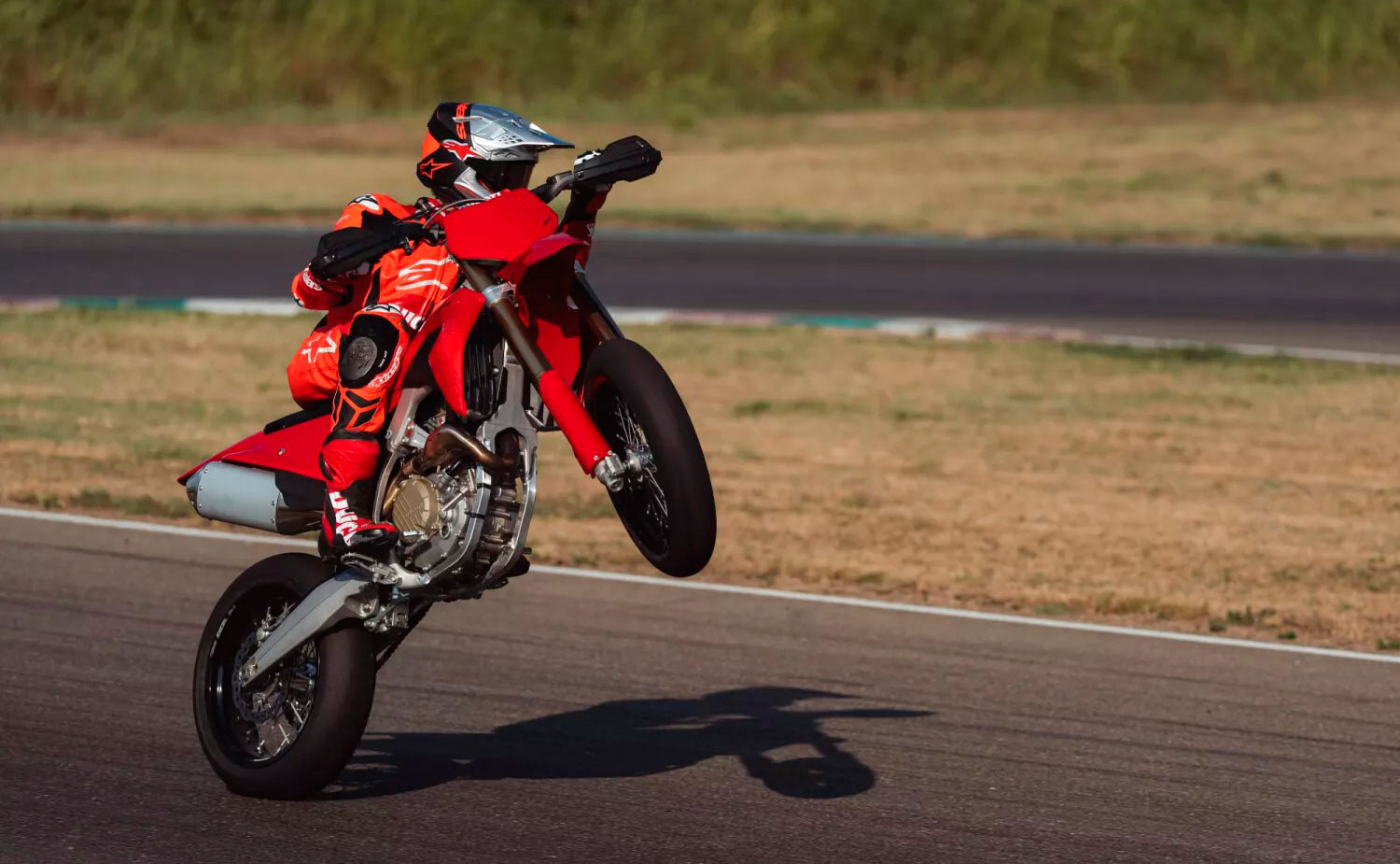Ducati Desmo450 SM: la Supermotard de serie con desmodrómica y peso reducido 3 ducati desmo450 2