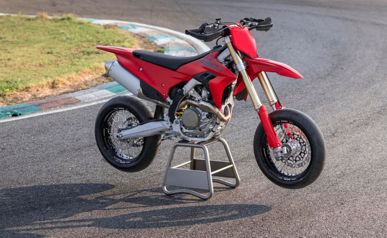 Ducati Desmo450 SM: la Supermotard de serie con desmodrómica y peso reducido 2 ducati desmo450
